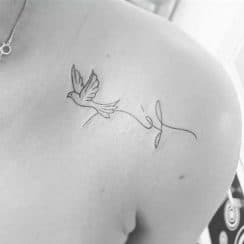 4 tatuajes de palomas en el hombro con un gran significado