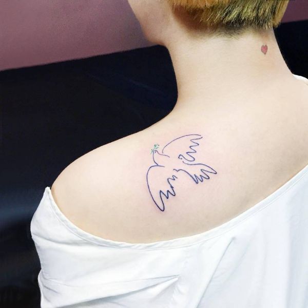 tatuajes de palomas en el hombro lineas