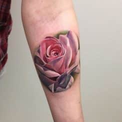 4 tatuajes de rosas para mujeres con colores y a negros