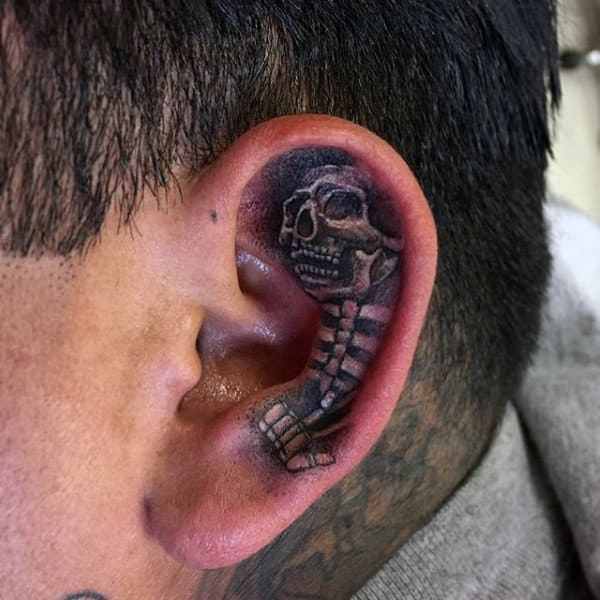 tatuajes detrás de la oreja para hombres dentro