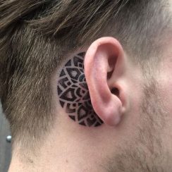 Ideas en tatuajes detrás de la oreja para hombres y 1 dentro