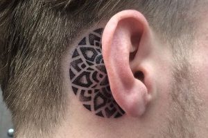 tatuajes detrás de la oreja para hombres mandala