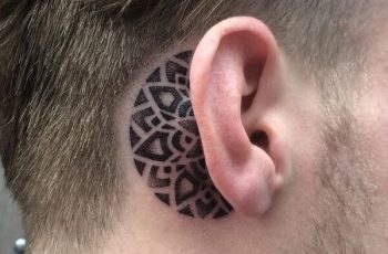 Ideas en tatuajes detrás de la oreja para hombres y 1 dentro