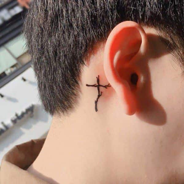 tatuajes detrás de la oreja para hombres minimalistas