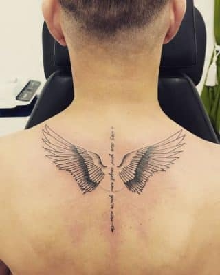 tatuajes de alitas de angelito en espalda con frases