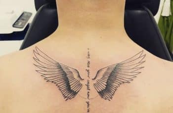 Pequeños tatuajes de alitas de angelito con 4 efigies