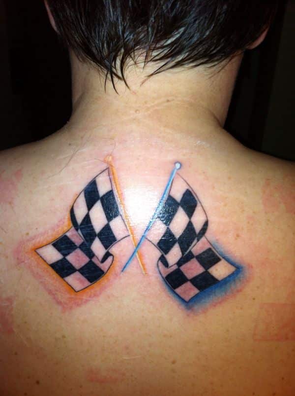 tatuajes de bandera a cuadros a colores en espalda