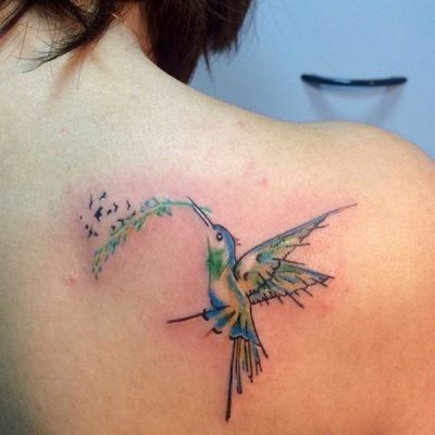 tatuajes de colibrí en el hombro lineas marcadas