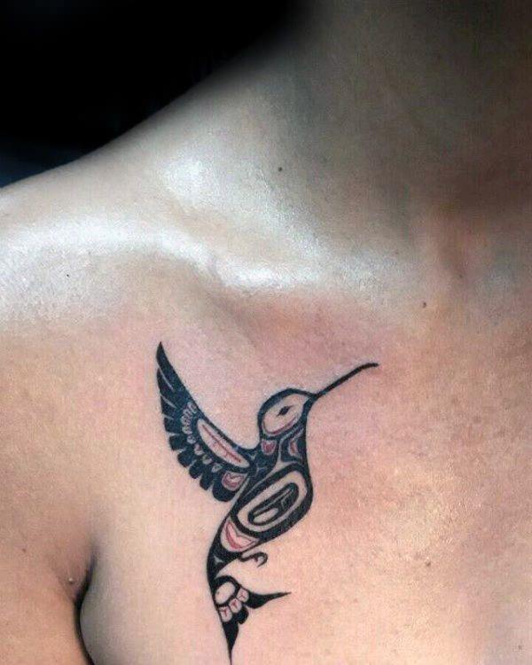 tatuajes de colibrí en el hombro tribal