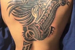 tatuajes de gallos tribales en espalda