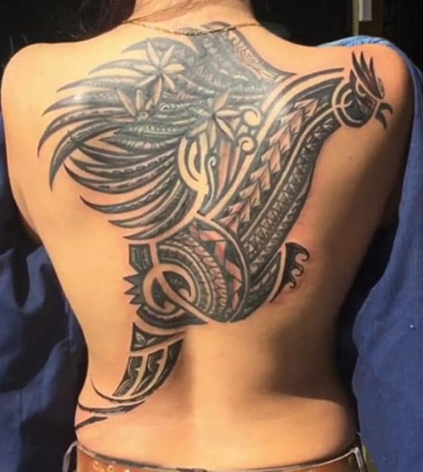 tatuajes de gallos tribales en espalda