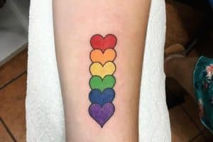 tatuajes de la bandera gay con corazones