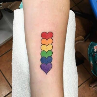 tatuajes de la bandera gay con corazones