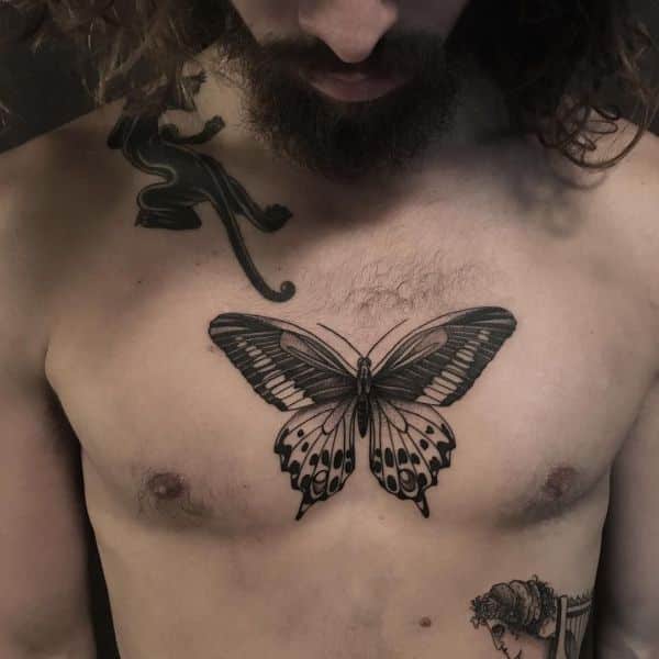 tatuajes de mariposas para hombres grandes en pecho
