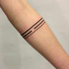 4  ideas en tatuajes de rayas para hombres minimalistas