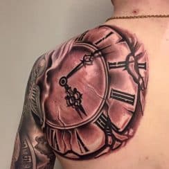 4 ideas tatuajes de reloj en el hombro con detalles