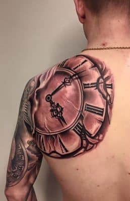 tatuajes de reloj en el hombro de gran tamaño
