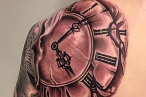 tatuajes de reloj en el hombro de gran tamaño