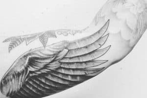 tatuajes en el biceps para hombres alas