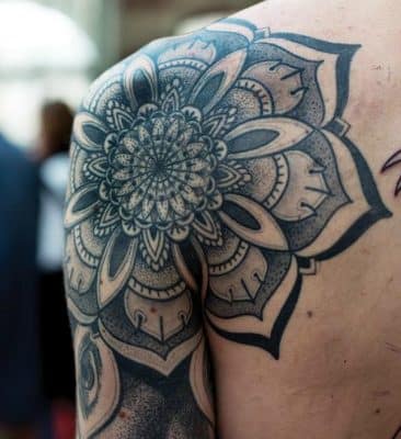 tatuajes encima del hombro mandala