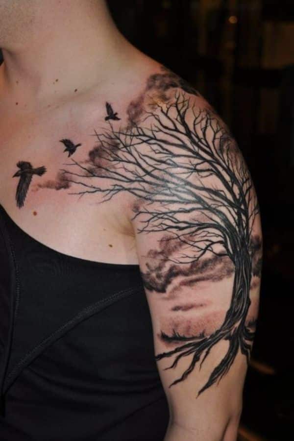 tatuajes encima del hombro que abarcan parte del brazo