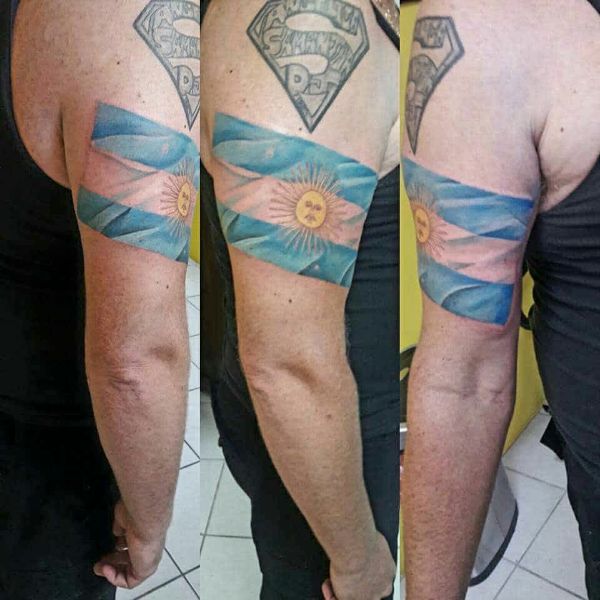 tatuajes bandera argentina en brazo