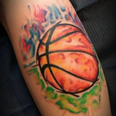 tatuajes de baloncesto para hombre balon en fuego