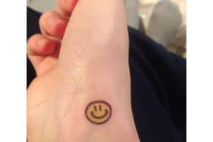tatuajes de caritas feliz pequeña a color
