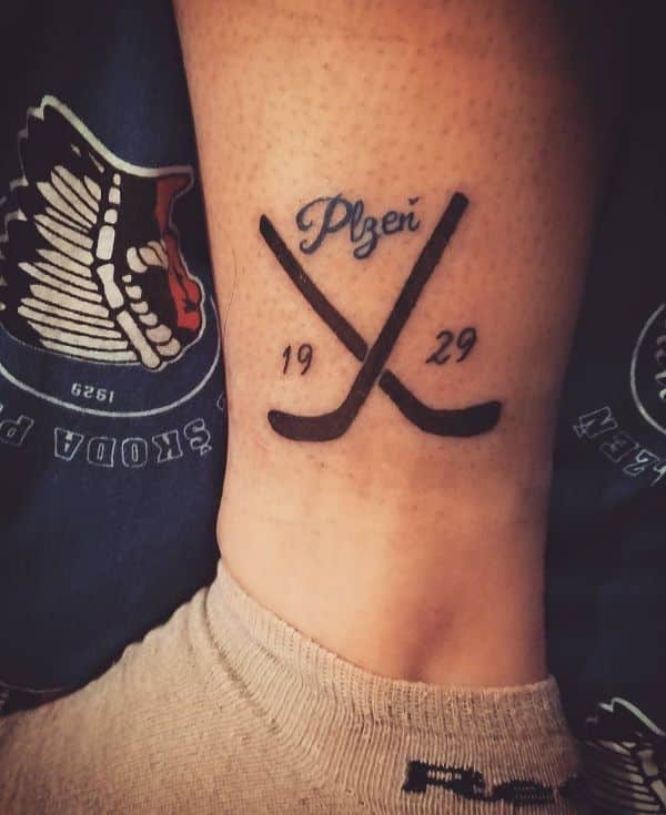 tatuajes de hockey sobre cesped minimalista