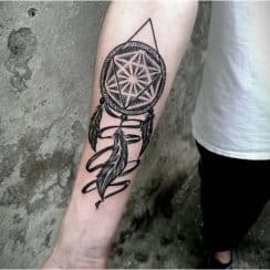 Detalles en tatuajes de atrapasueños en el brazo a 2 tonos