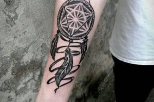tatuajes de atrapasueños en el brazo dotwork