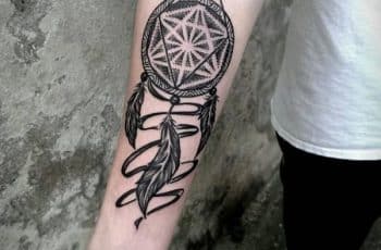 Detalles en tatuajes de atrapasueños en el brazo a 2 tonos