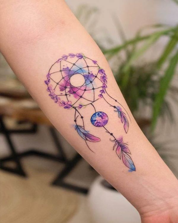 tatuajes de atrapasueños en el brazo toques de color