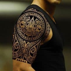 Detallistas tatuajes de aztecas en el brazo a 2 vertientes