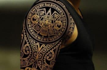 Detallistas tatuajes de aztecas en el brazo a 2 vertientes