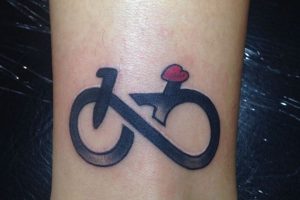 tatuajes de bikers para hombres en base a simbolos