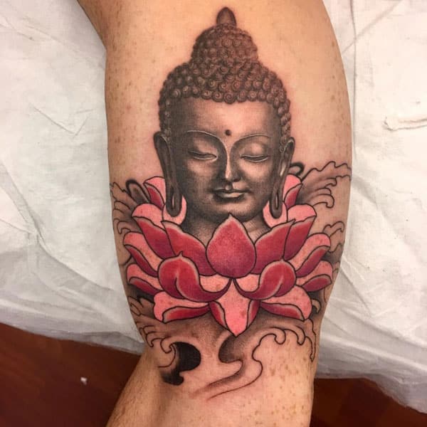 tatuajes de buda en el brazo rostro y flor de loto