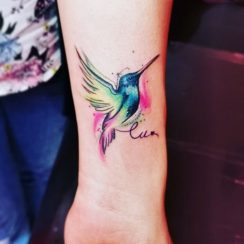 3 estilos en tatuajes de colibrí en el brazo con sutileza