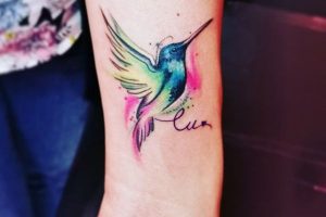 tatuajes de colibrí en el brazo con nombre