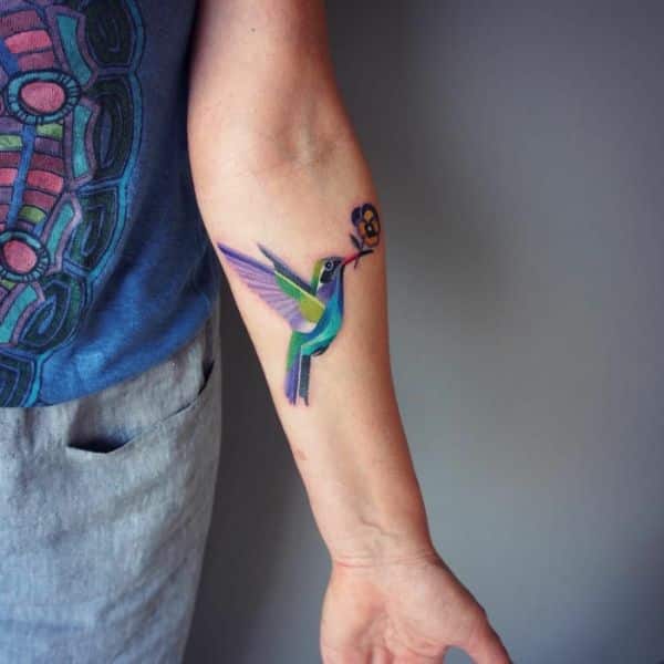 tatuajes de colibrí en el brazo efecto vitral