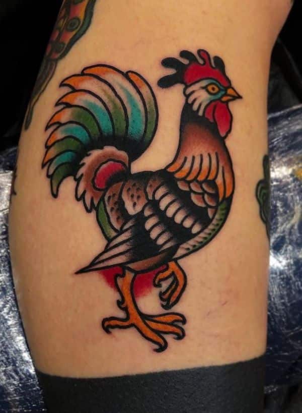 tatuajes de gallos en el brazo tradicional