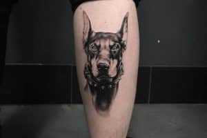 tatuajes de perros en el brazo escala grises y negro
