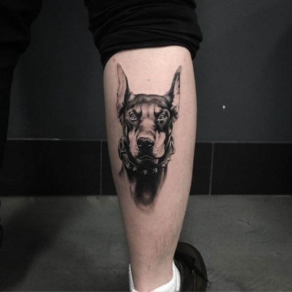 tatuajes de perros en el brazo escala grises y negro