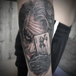 4 tatuajes del guason en el brazo con diversas referencias