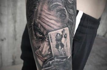 4 tatuajes del guason en el brazo con diversas referencias