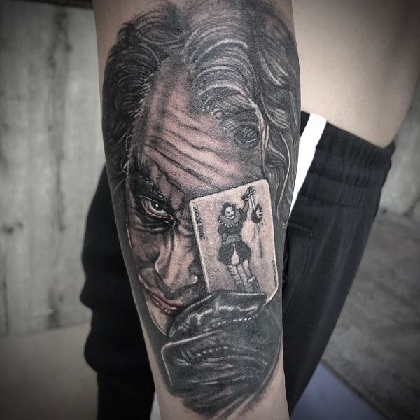 tatuajes del guason en el brazo foto realista
