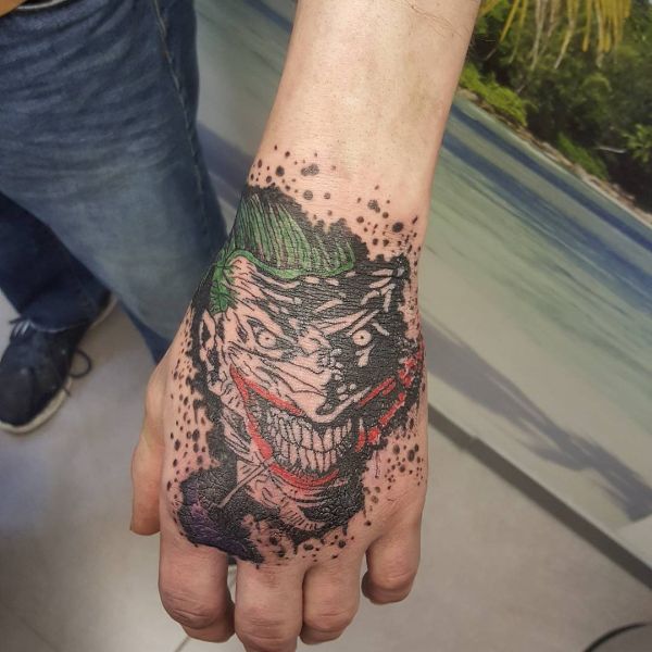 tatuajes del guason en el brazo mano