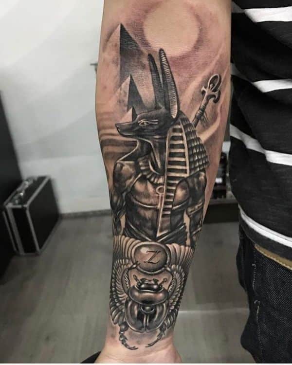 tatuajes egipcios en el brazo anubis