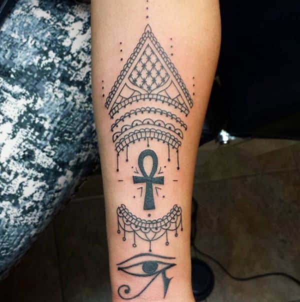 tatuajes egipcios en el brazo estilo mandala