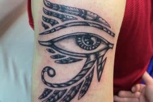 tatuajes egipcios en el brazo horus